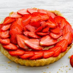 Healthy lactose-free fruit tart
